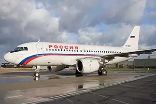 Пилотам авиакомпании «Россия» в два раза уменьшили зарплату