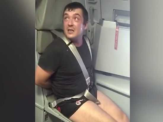 Появилось видео разбушевавшегося пассажира самолета «Аэрофлота»