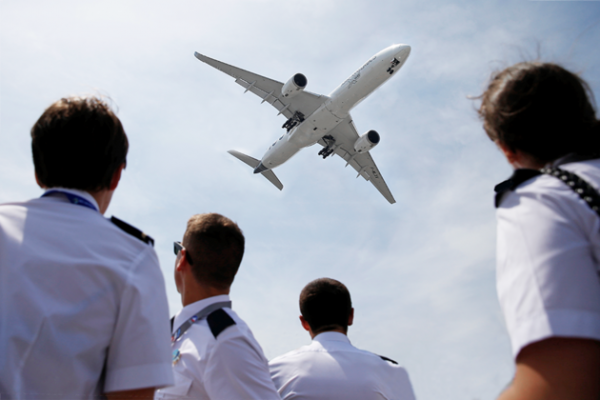 Кризис в небе: Почему пилоты, авиационные техники и инженеры бегут из России