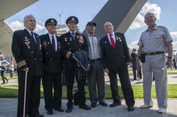 Памятник Ил-62 открыли в Шереметьево